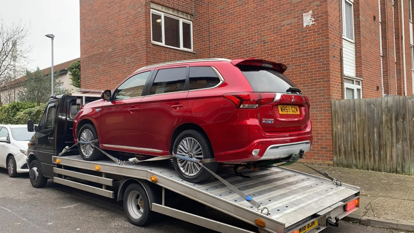 red-mitsubishi-outlander-towing
