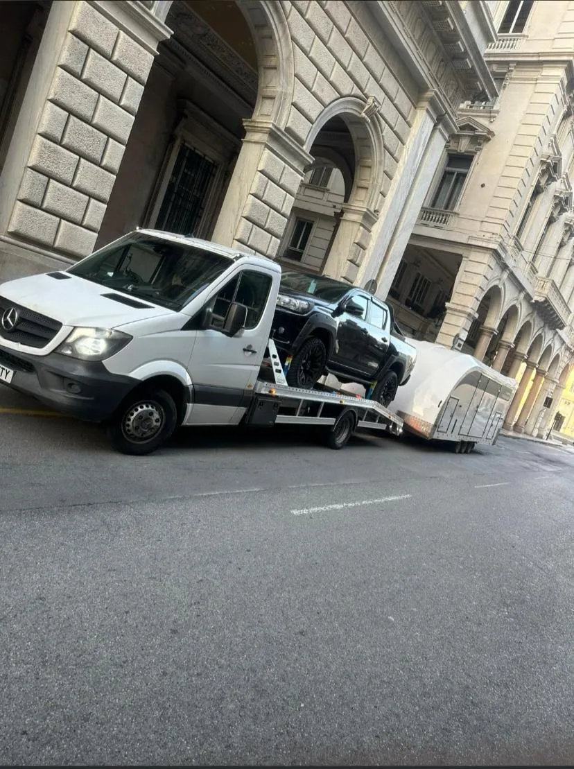 toyota-hilux-transport-on-a-flatbed